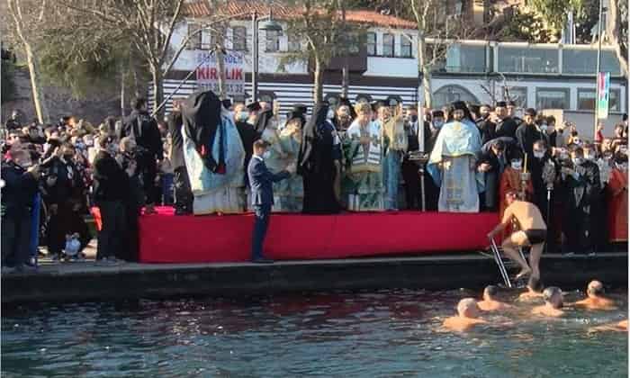 Büyükada, Balat, Kuzguncuk ve Yeşilköy'de haç çıkarma törenleri düzenlendi