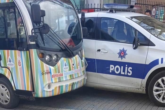 Büyükada'da İETT aracı Polis otosuna çarptı.