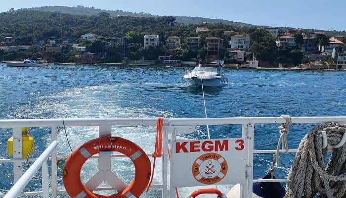 Burgazadası'nda içindeki 3 kişiyle sürüklenen tekne kurtarıldı